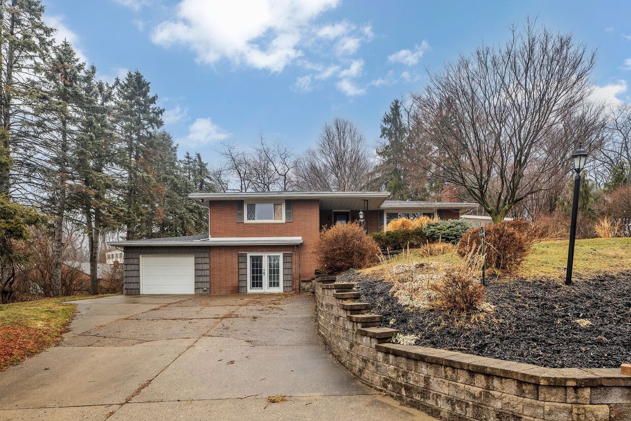 Updated 3BR Home Near Sewickley with Central Air & Finished Walk-Out Basement - Updated 3BR Home Near Sewickley with Central Air & Finished Walk-Out Basement