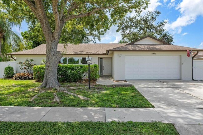 Building Photo - 1804 Oak View Dr