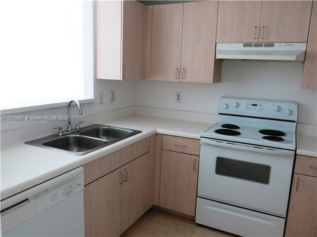 Building Photo - 50 Menores Ave
