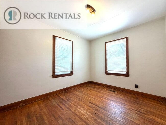 Building Photo - Cute 1 Bed 1 Bath Cottage