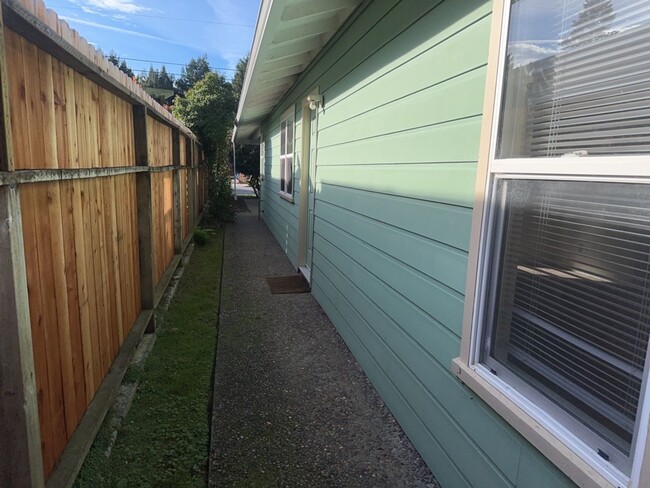 Building Photo - 3 Bedroom 2 Bath Home Located in the Cutte...