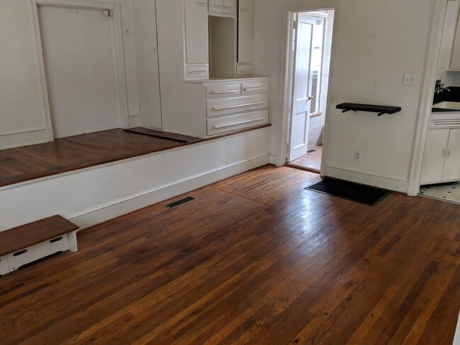 Building Photo - 218 Hillcrest Ave