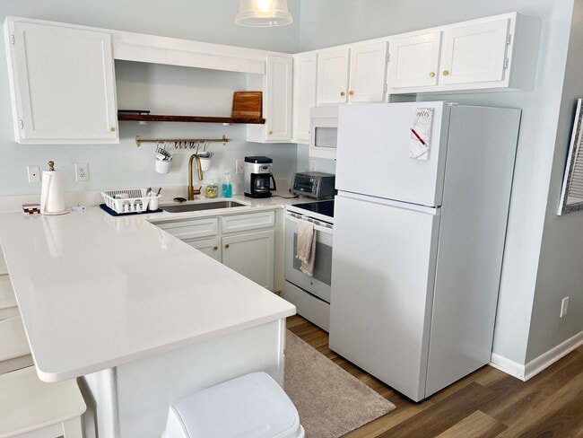 Building Photo - Come see this beautiful, furnished studio condo in the Fairwood Lakes section of Island Green. Av...