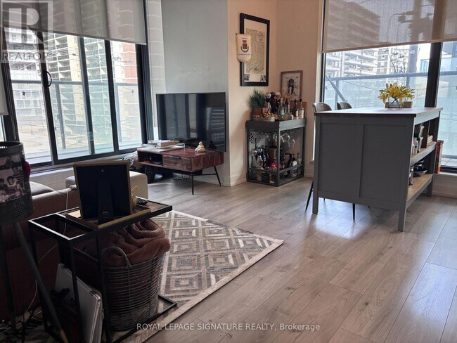 Building Photo - 161 Roehampton Ave