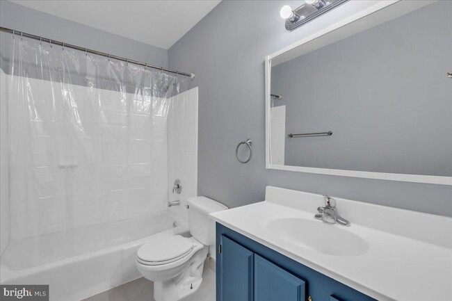 Full Bathroom - 5916 Mayflower Ct