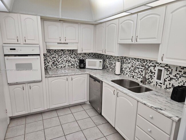 Building Photo - 4001 S Ocean Dr