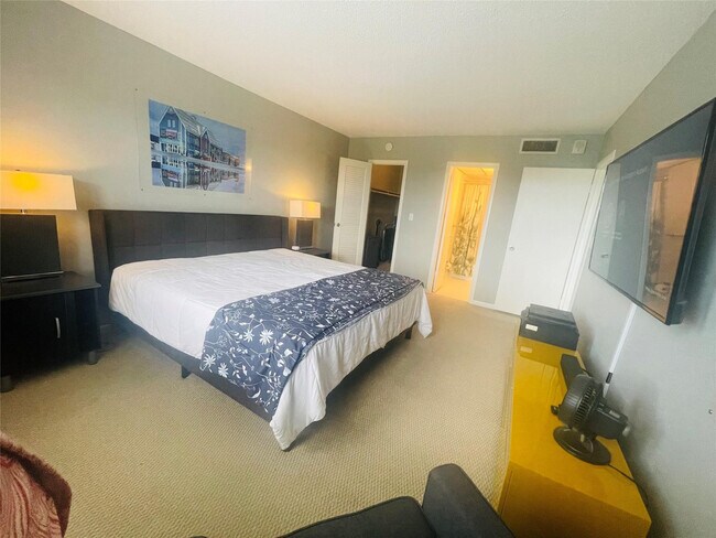 Building Photo - 2500 NE 48th Ln