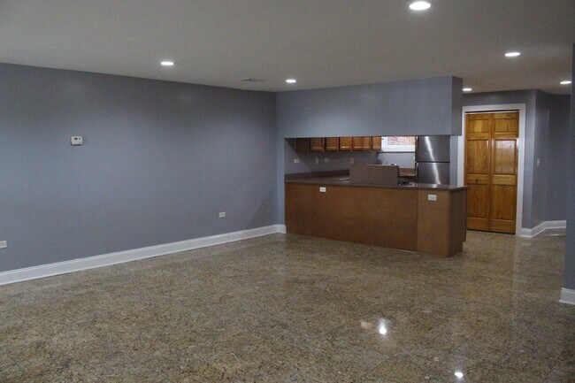 Building Photo - 3848 S Lake Park Ave