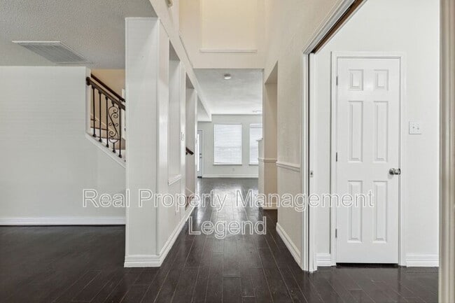 Building Photo - 5012 Boxwood Ln