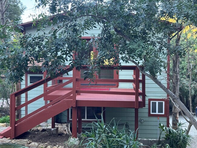 Foto del edificio - 1734 Topanga Skyline Dr
