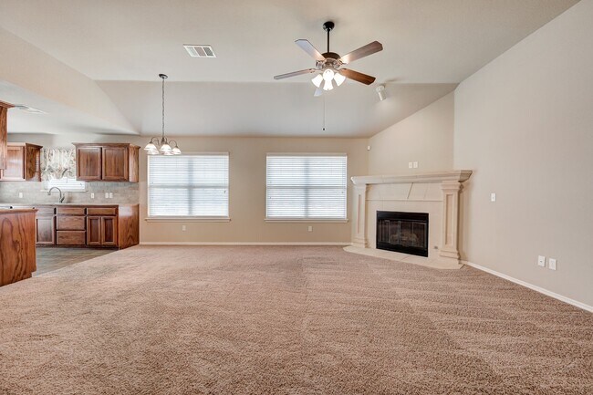 Building Photo - Fantastic home in excellent condition. Off...