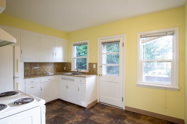 Foto del edificio - Great Vintage 2-Bed Between Hawthorne & Belmont!