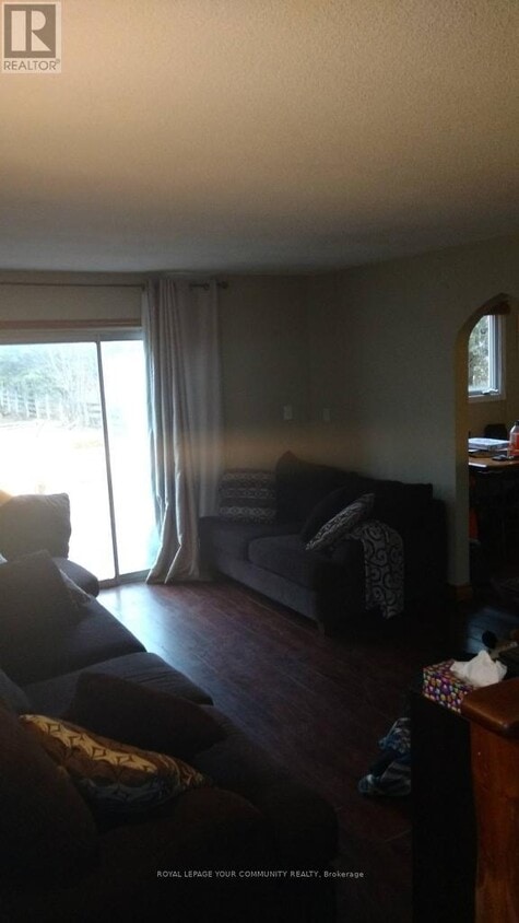 Photo du bâtiment - 381 The Queensway S