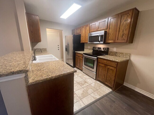 Foto del edificio - 3BR/2.5BA Townhome | 18' Ceilings | Granite | Garage | Lawn Care Incl | Benbrook TX 76116