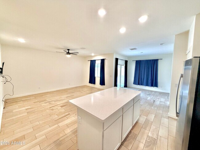 Foto del edificio - 948 E Wiley Way