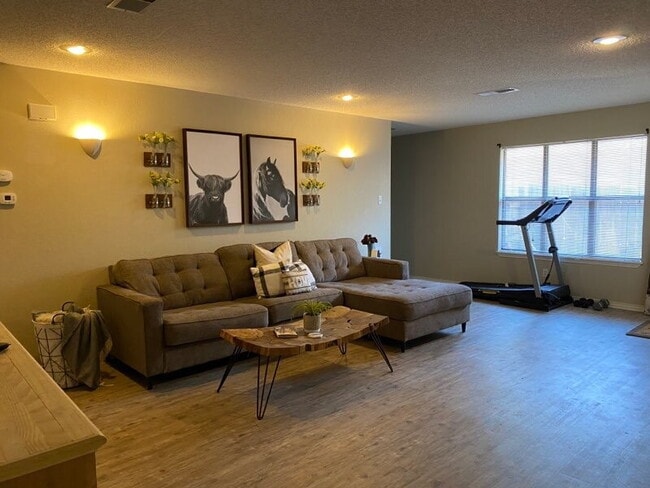 Building Photo - Beautiful 2/2 Townhouse in South Lubbock