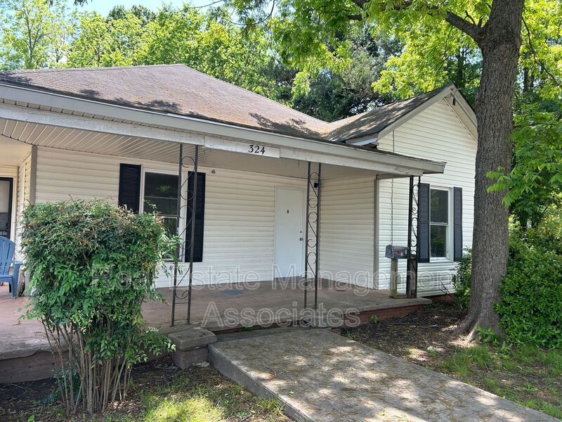 Foto principal - 324 W Poplar St