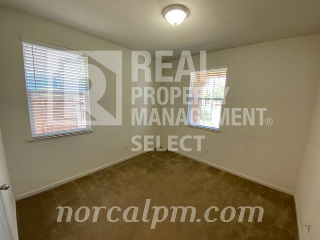 Building Photo - Spacious 4 bed 3 bath in Roseville