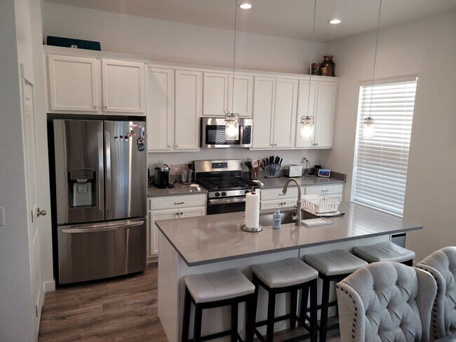 Foto del edificio - "Spacious 4-Bed Townhouse with Scenic View...