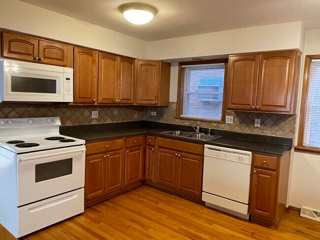 Foto del edificio - 8610 W Summerdale Ave