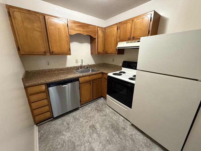 Building Photo - 394 S Pope St