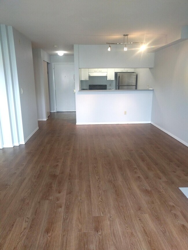 Building Photo - Beautiful 1BDR in the Heart of Upper Queen Anne w/ Huge Private Patio!!!