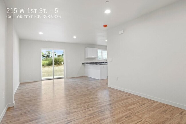 Building Photo - 3 Bed, 2.5 Bath Townhouse in Warden, WA. W...