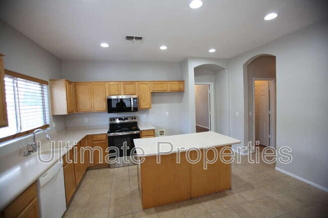 Building Photo - 8336 W Pontiac Dr