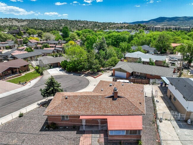 Foto del edificio - Multi-level living 4 bed, 3 bath home near...