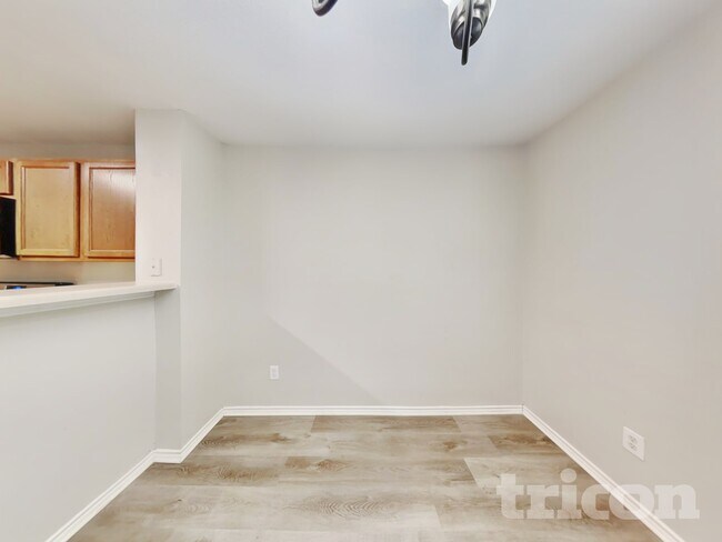 Foto del edificio - 2910 Candleside Dr