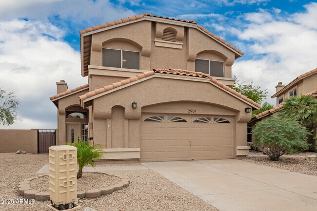 Building Photo - 2901 E Woodland Dr