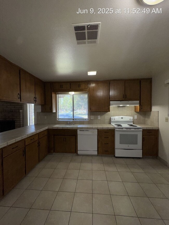 Building Photo - 4057