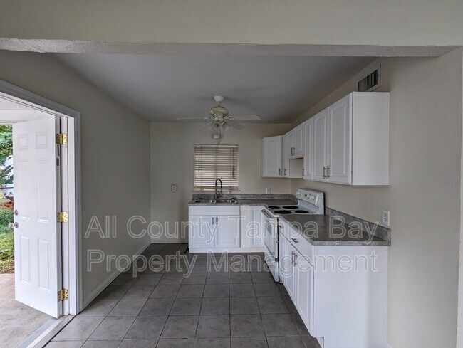 Foto del edificio - 1318 Divot Ln