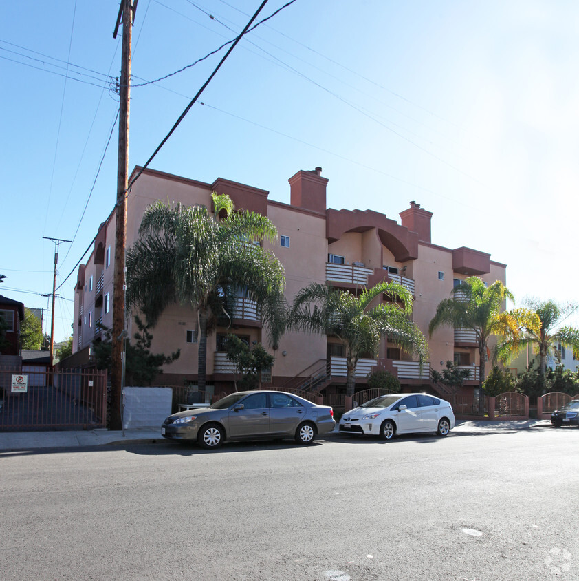 Building Photo - 1752 N Mariposa Ave