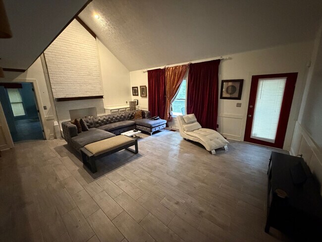 Foto del edificio - Room in House on Lilburn Stone Mountain Rd