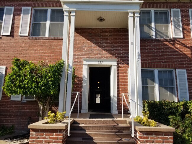 Building Photo - 325 W Lomita Ave