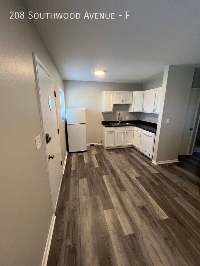 Building Photo - Updated One Bed in the Heart of Merion Vil...