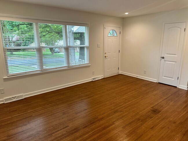 Building Photo - Beautiful 3 Bedroom Home in Windsor Park!