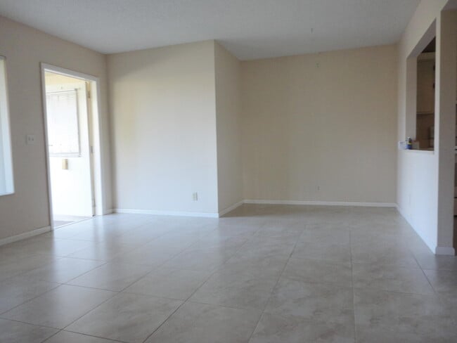 Foto del edificio - 322 Knotty Pine Cir