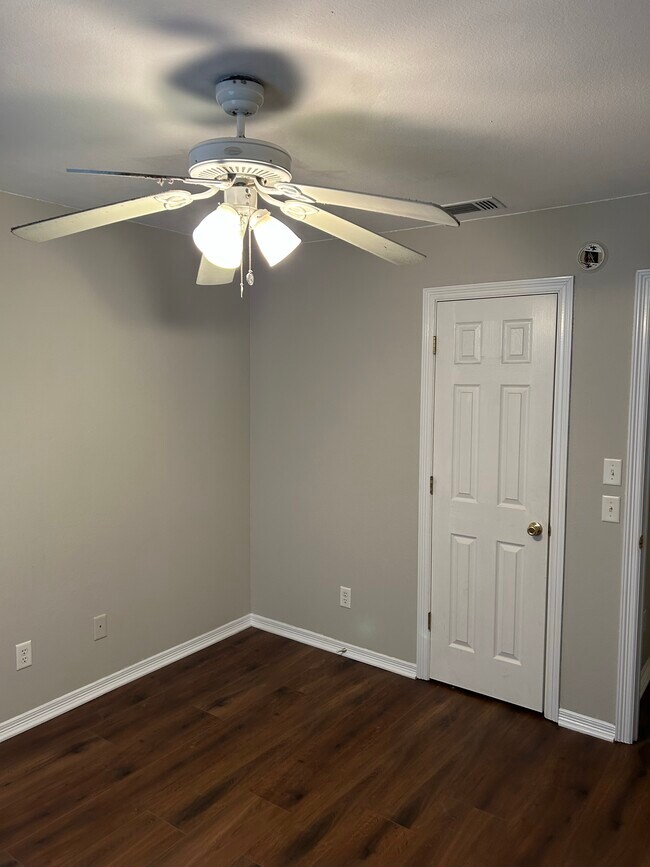 Foto del edificio - 1215-1217 Pine Hill Drive