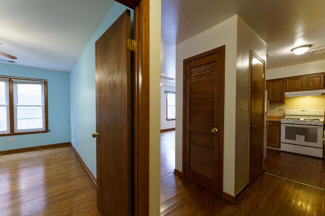 Building Photo - 6046 W Irving Park Rd