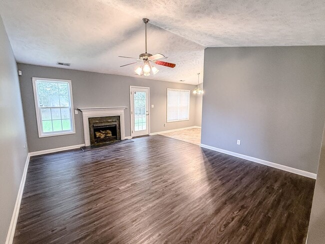 Building Photo - Beautiful 3 Bed Plus Bonus Room Raeford Home