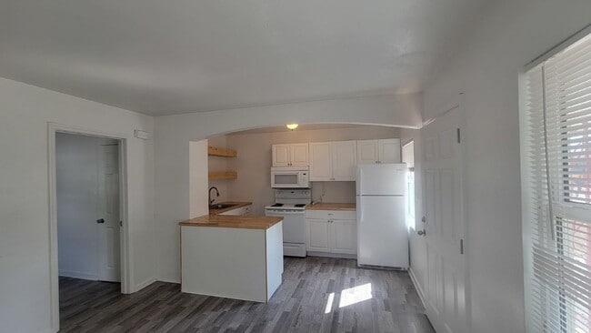 Foto del edificio - Annual Updated One Bedroom, One Bath Duplex Located in The Village of the Art