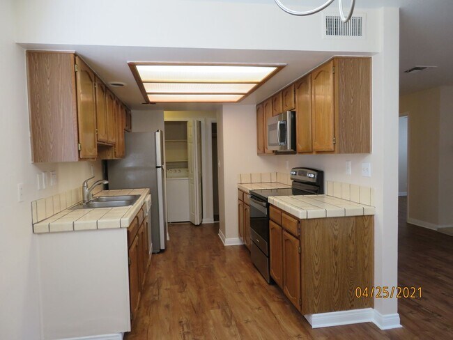 Foto del edificio - NEW INTERIOR PAINT, NEW FLOORIG, NEW APPLI...