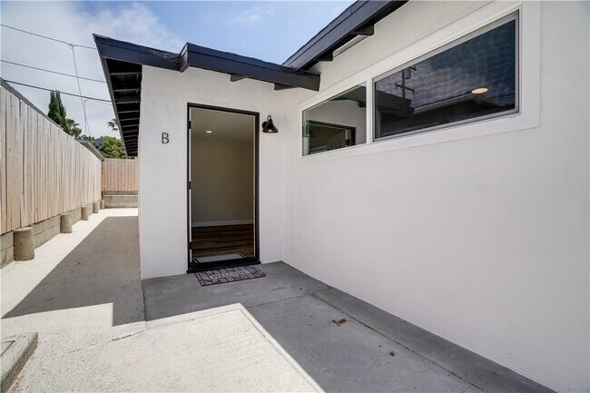 Building Photo - 120 E Mariposa