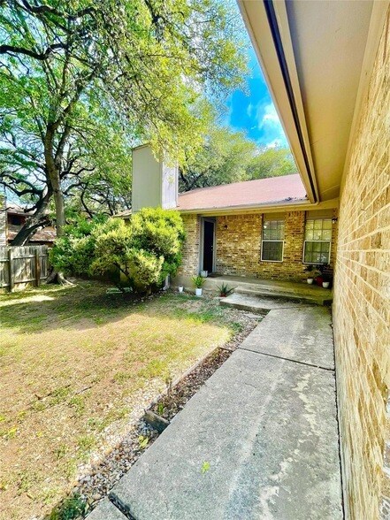 Foto del edificio - 7103 Woodhue Ct