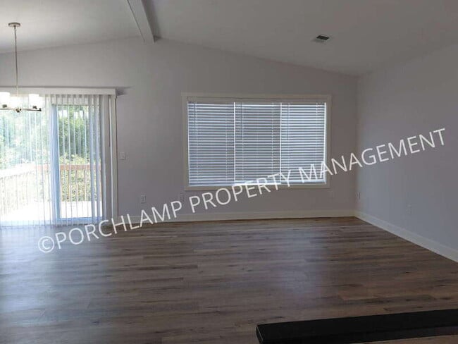 Building Photo - 6779 Pleasantview St NE