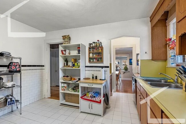 Building Photo - 8/1 Huge 3BR near Green Line w/EIK, pantry, yard, dining room