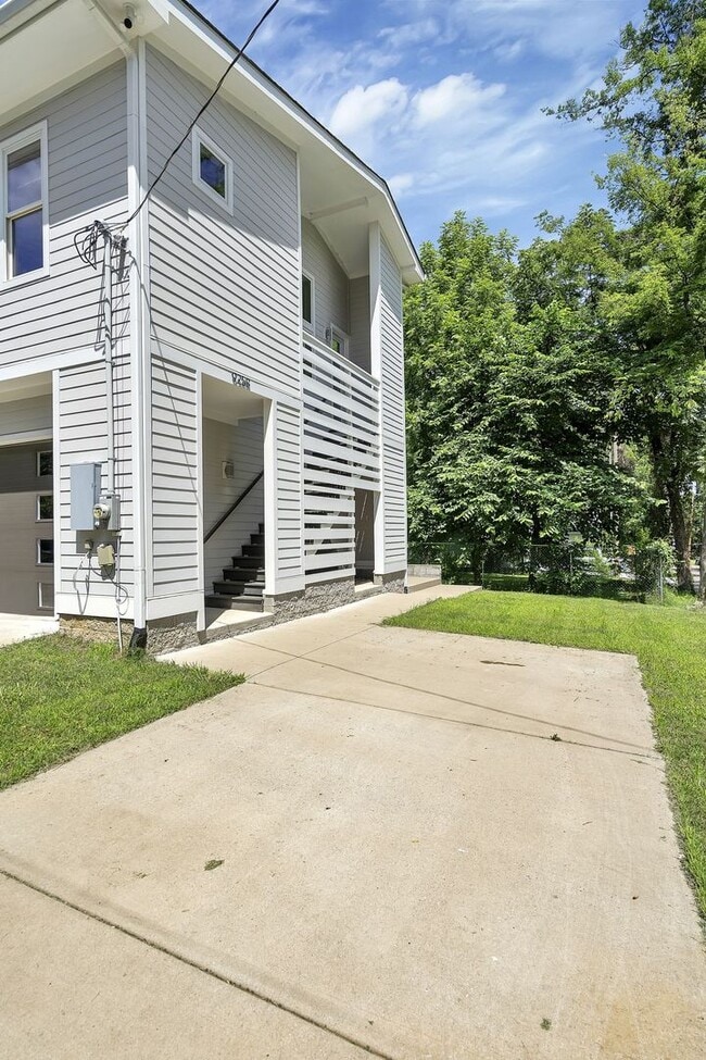 Building Photo - Awesome fully furnished 1BE/1BA in the Wav...