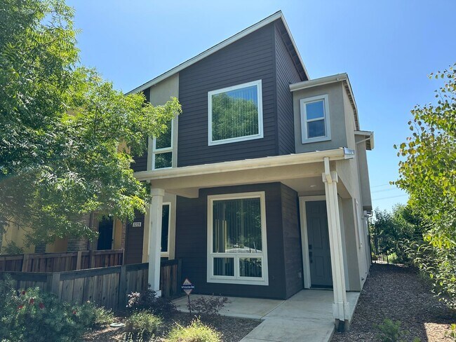 Building Photo - Charming 3 Bed / 2.5 Bath Home with Modern Upgrades